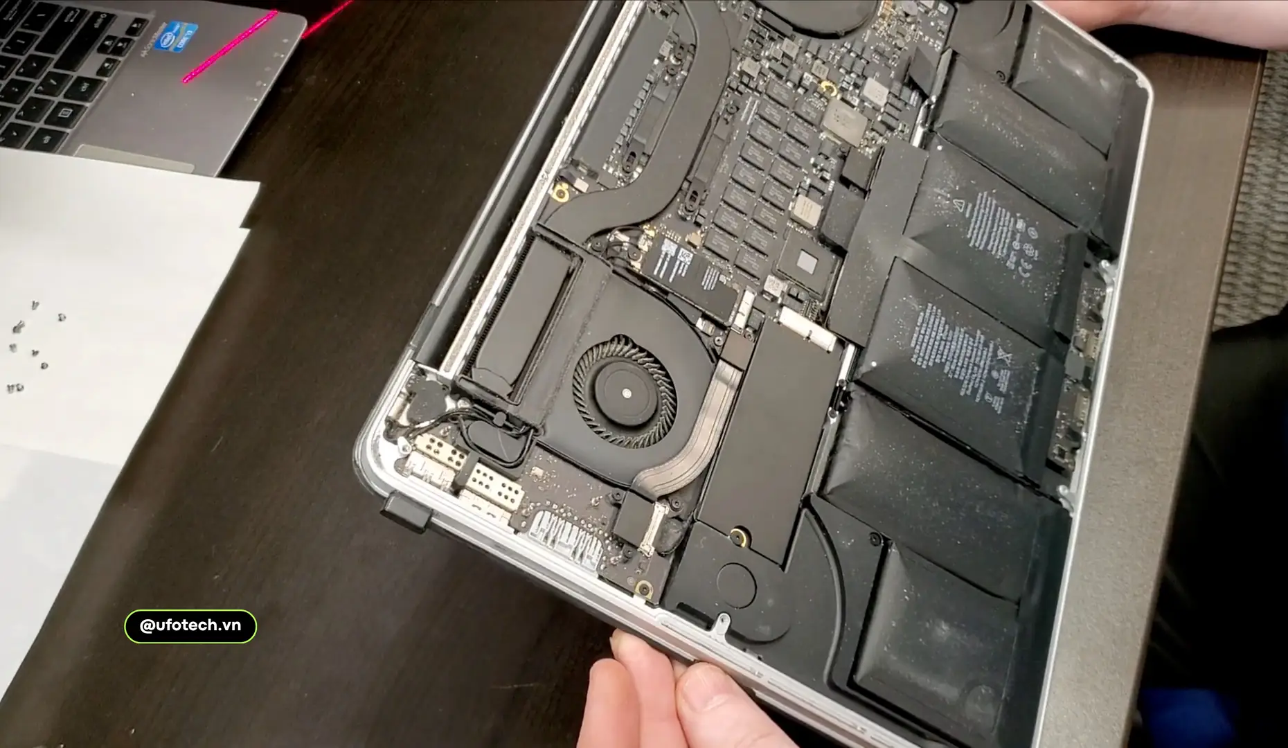Nguyên nhân lỗi Trackpad MacBook do pin phồng rộp chèn ép đứt cáp IPD