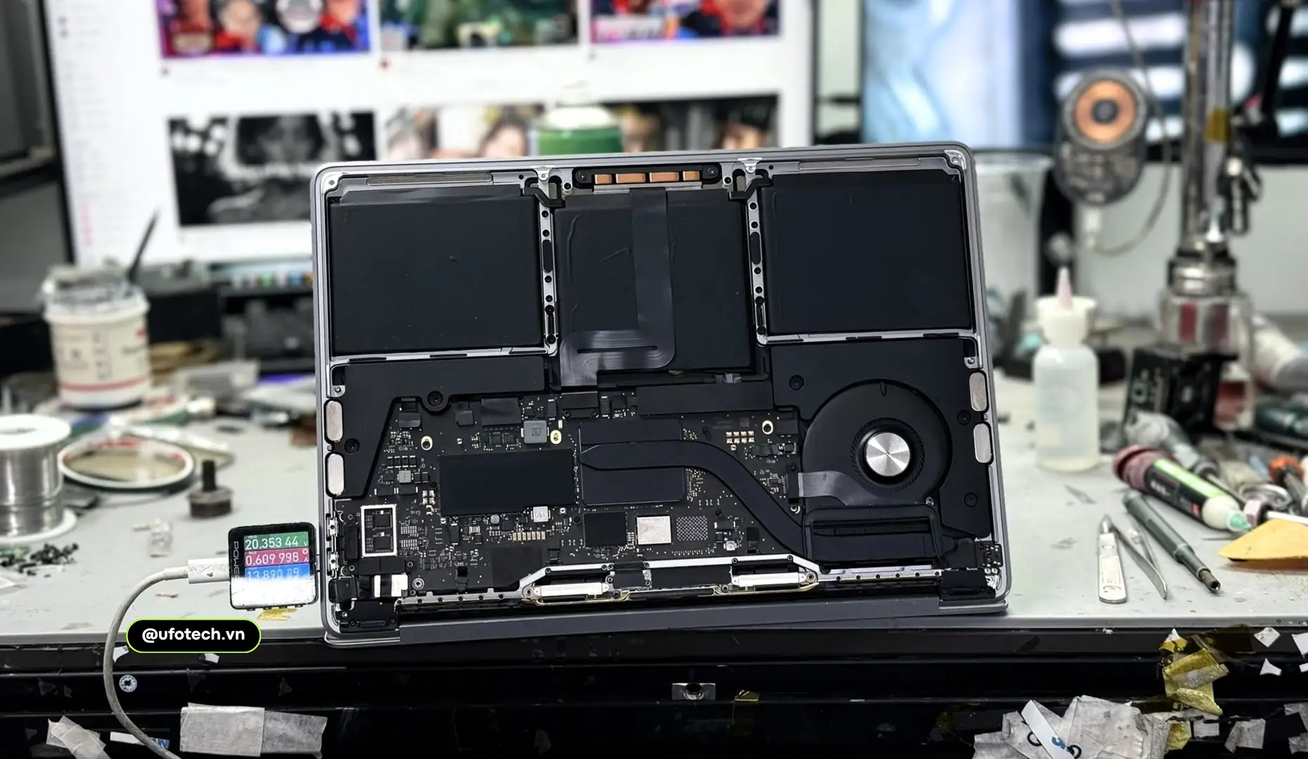 Đo dòng điện xác định nguyên nhân MacBook không sạc pin trên bo mạch