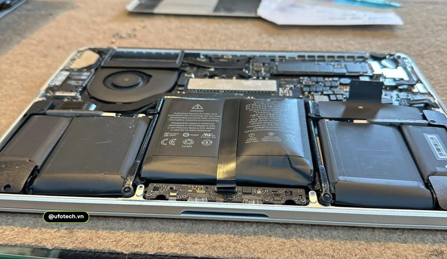 Những lỗi MacBook thường gặp - Hiện tượng phồng pin đẩy Trackpad