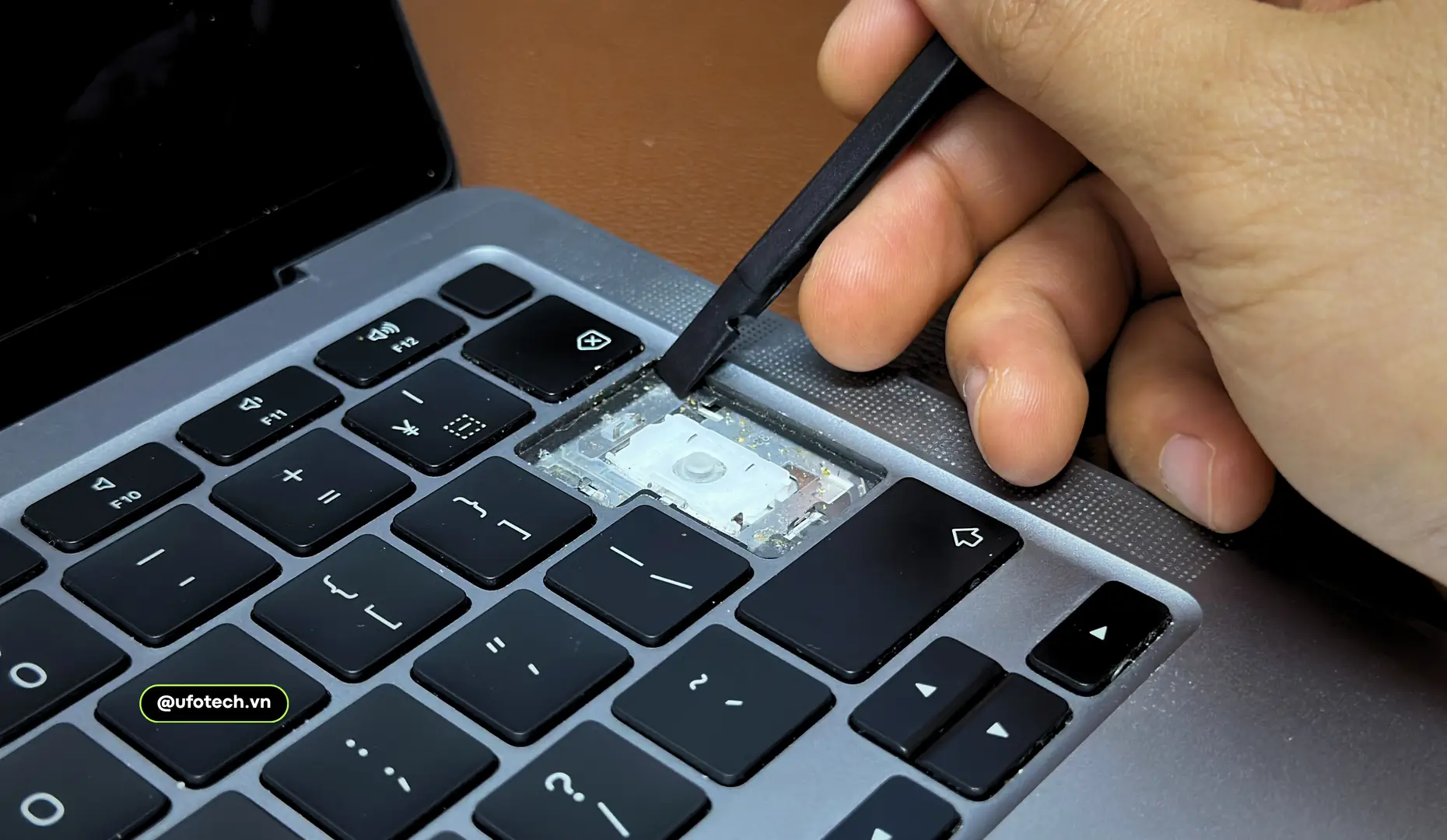Sửa bàn phím MacBook bị kẹt phím cánh bướm do bụi bẩn