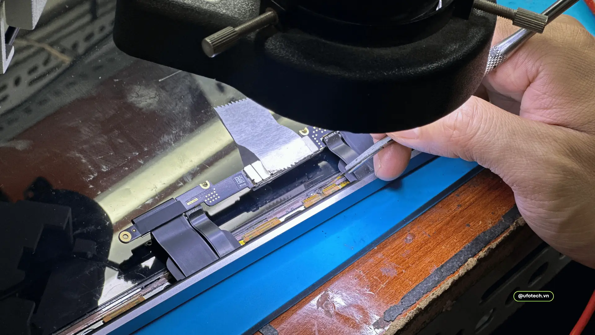 Kỹ thuật viên UFOTECH đang sửa chữa màn hình MacBook bị nhoè sọc hình