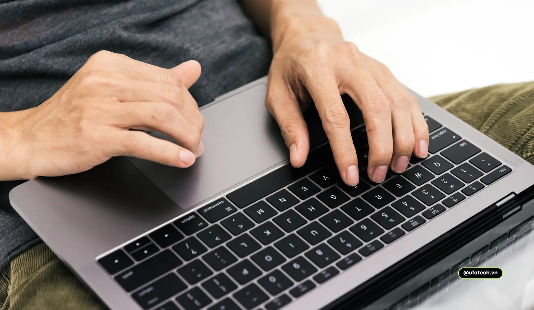 Kiểm tra bàn phím MacBook cũ thật cẩn thận