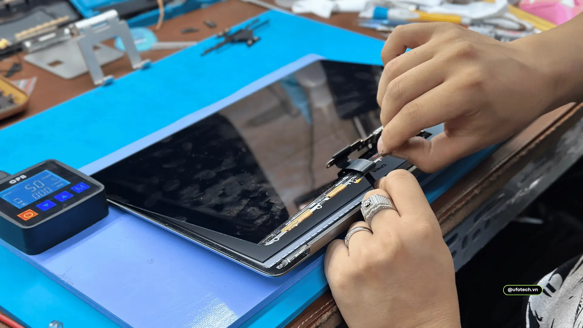 Thay màn hình MacBook bị tối góc