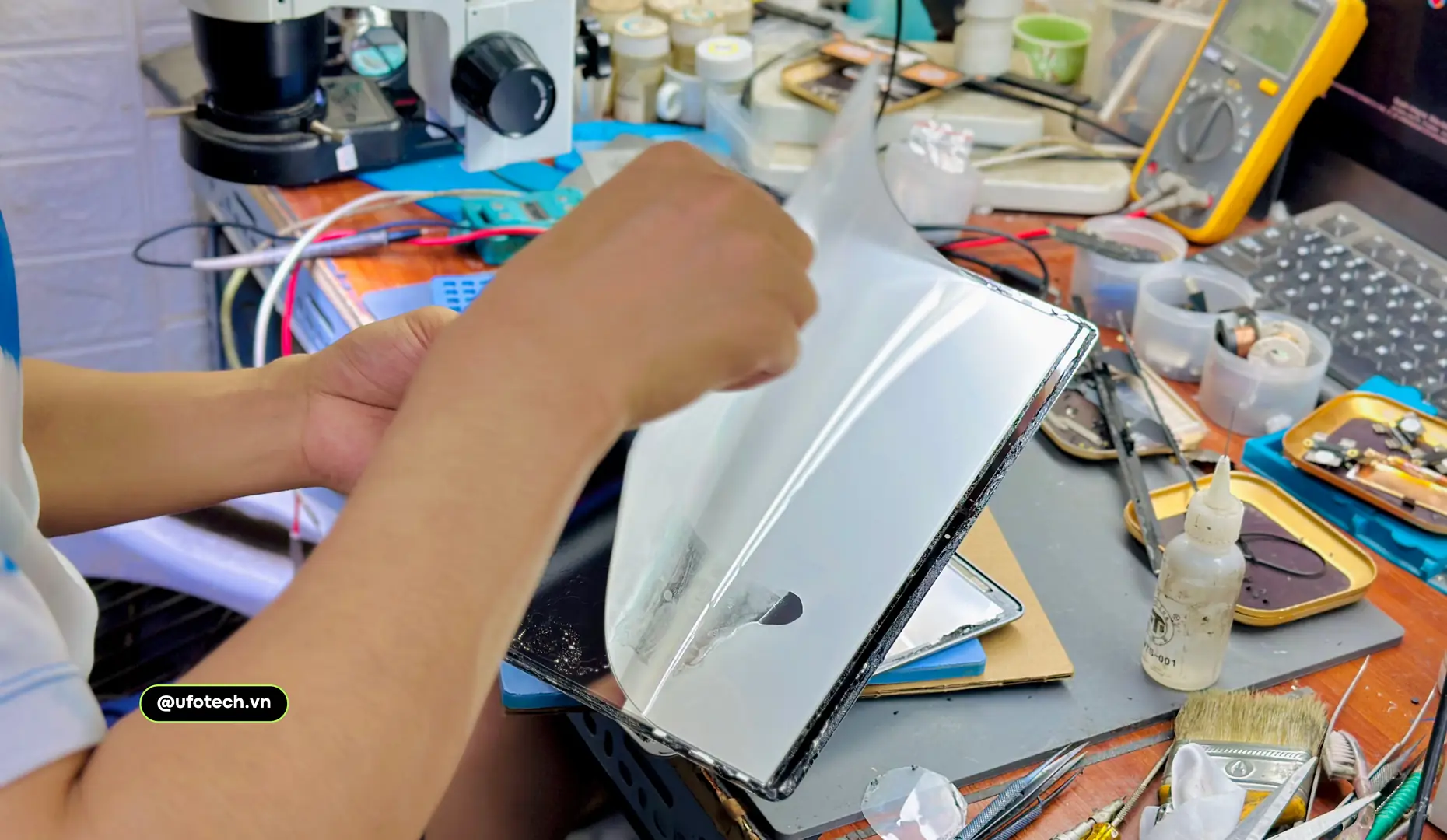 Quá trình bóc tách thay phản quang màn hình MacBook.